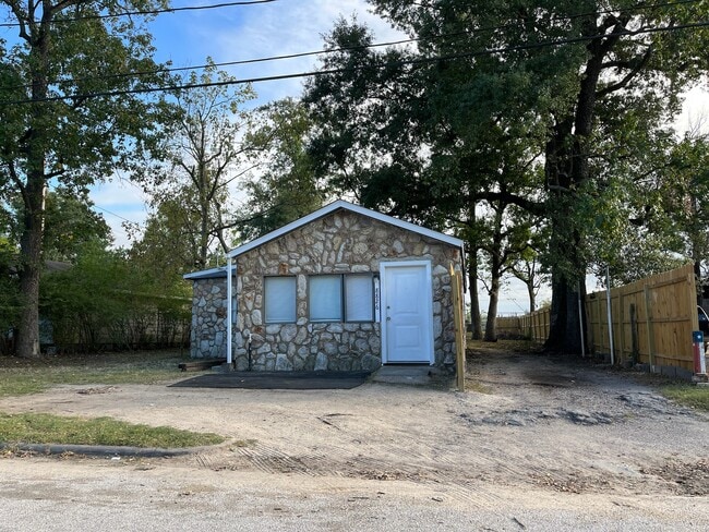 Primary Photo - 8826 Crestview Dr