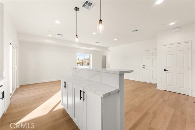 Building Photo - 904 S Hert St