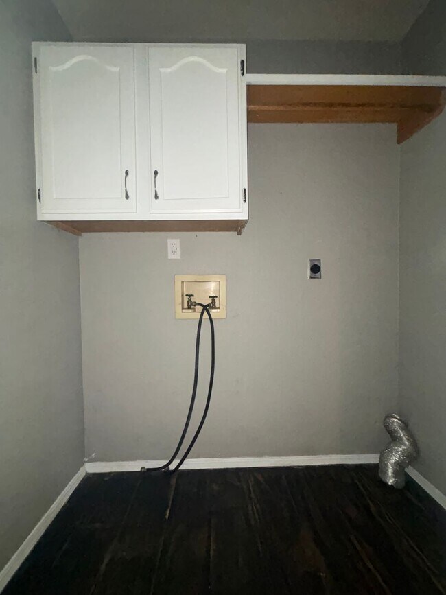 Building Photo - Beautiful 2 bedroom 1 bath 1 car garage