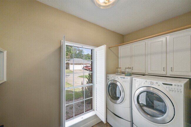 Building Photo - 14311 Islandwoods Dr