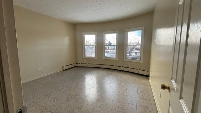 Building Photo - 5 Bedroom 1.5 Bath Spacious Apartment - Heat and Hot Water Included