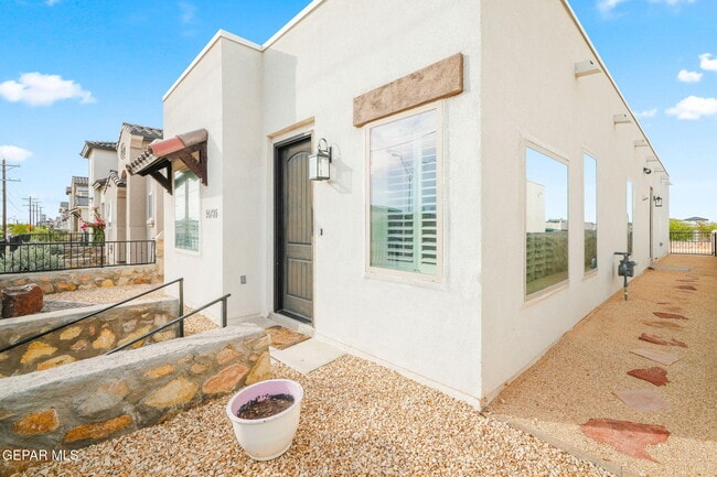 Building Photo - 14735 Pebble Hills Blvd