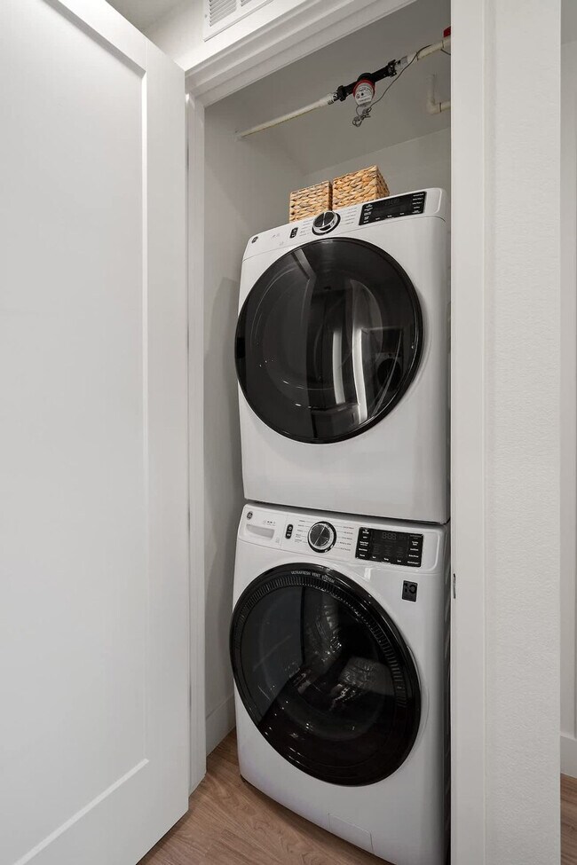 Building Photo - 15825 N 71st St