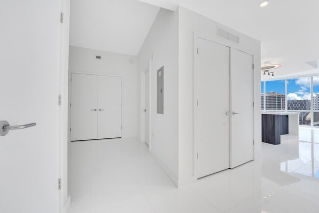 Building Photo - 851 NE 1st Ave