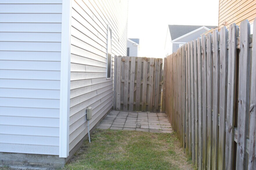 Building Photo - 145 Presley Ln