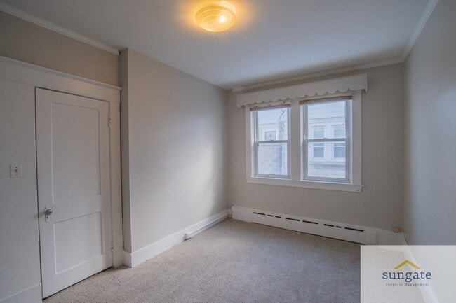 Building Photo - 3043 Pinewood Ave