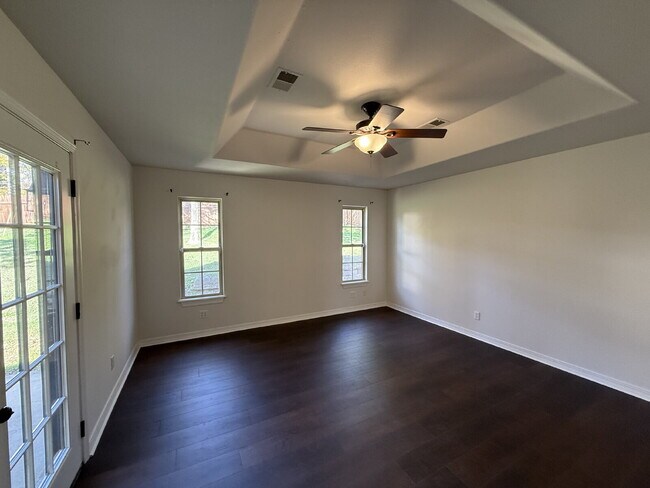 Building Photo - Spacious 3 BR with a fenced in backyard