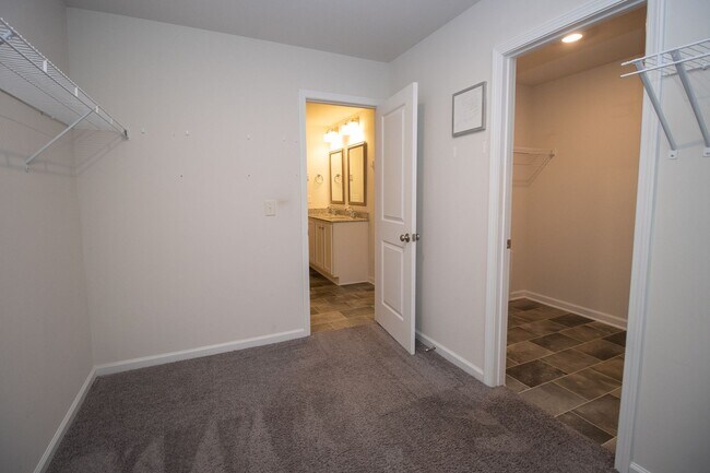 Building Photo - Gorgeous 3 Bedroom, 2 Bath - Available Mid...