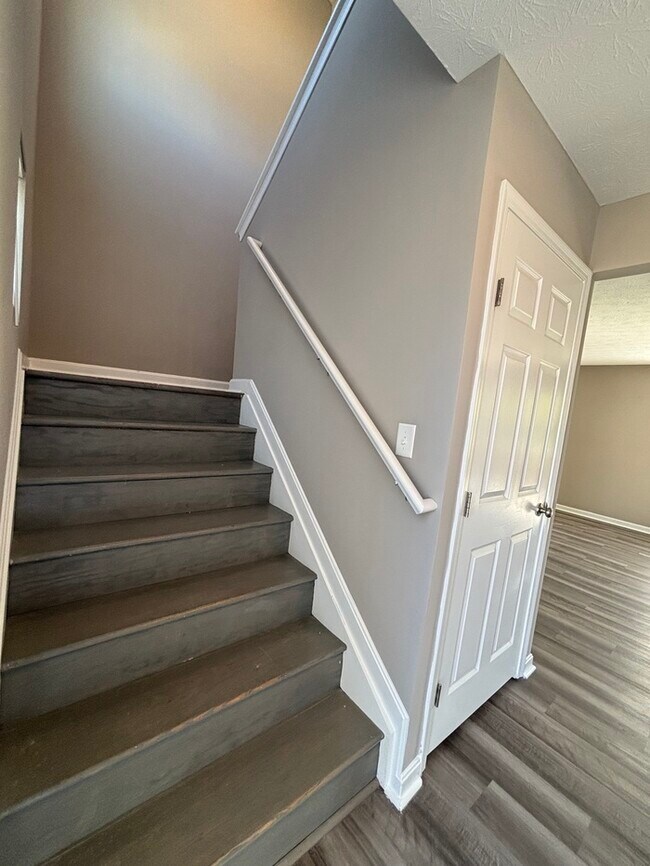 Building Photo - 2202 Pine Valley Dr