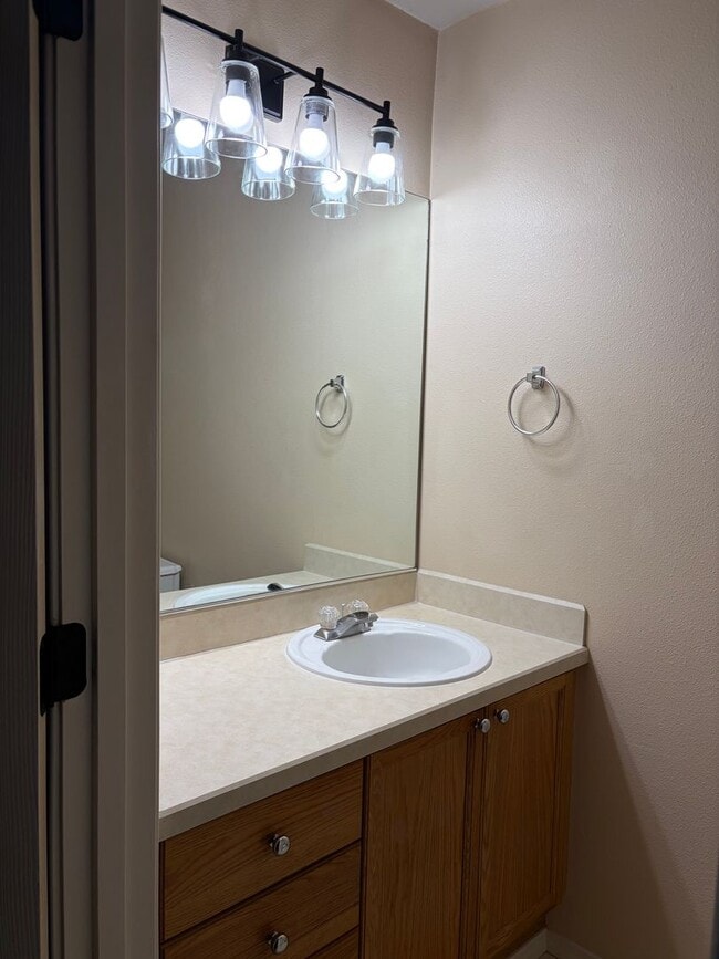 Building Photo - Beautiful Murrayhill Townhome with Dual Primary Suites & Private Backyard!