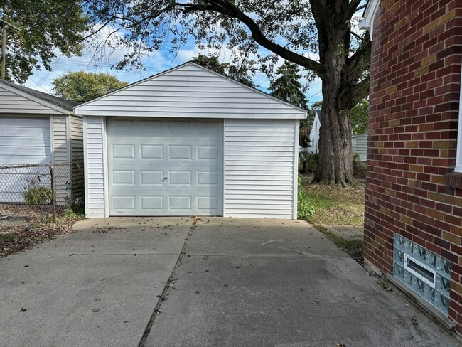 Building Photo - 23756 Brittany Ave