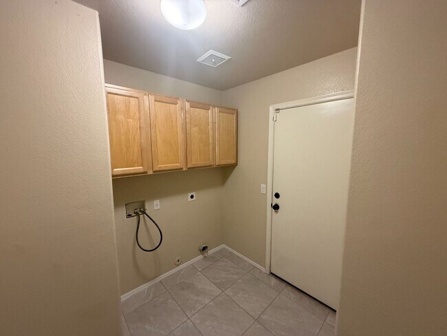 Building Photo - 3260 E Isabella Ave