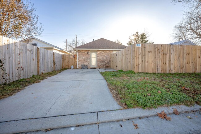 Building Photo - 3 Bedroom 2 Bath Home Biloxi