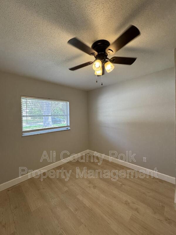 Building Photo - 2255 E Helen Cir