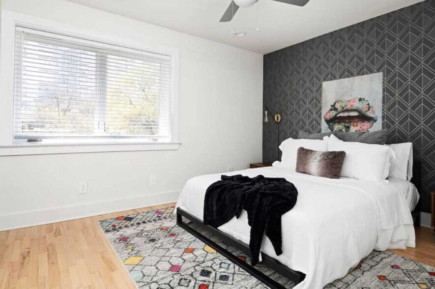 Building Photo - 1136 Crescent Ave NE