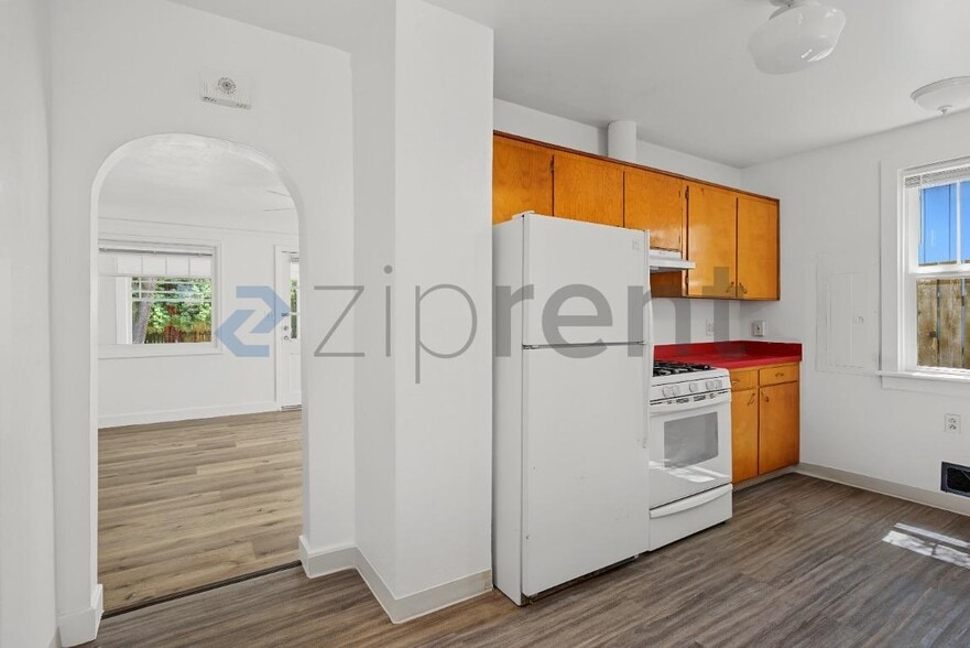 Building Photo - Unit