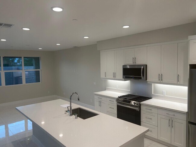 Building Photo - 43275 Passagio Lago Way