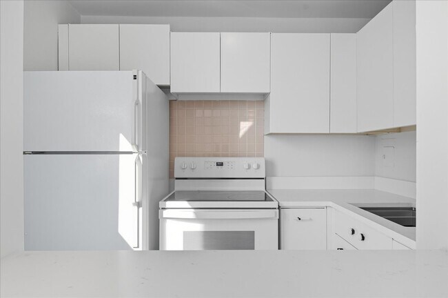 Building Photo - 5701 N Sheridan Rd