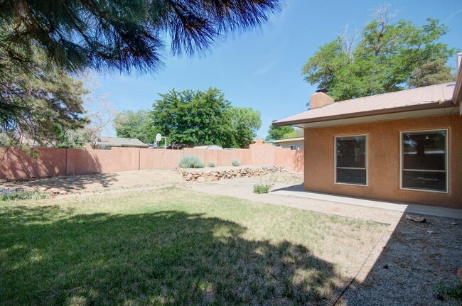 Building Photo - Amazing 3 Bedroom in the Academy Neighborhood