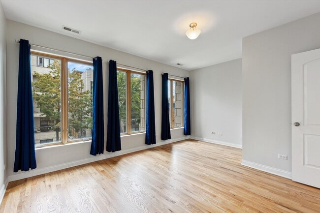 Building Photo - 516 N Claremont Ave