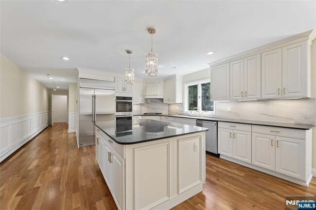 Building Photo - 2 W Saddle River Rd