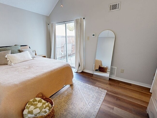 Building Photo - 18024 Whispering Gables Ln