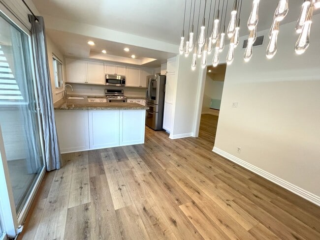 Building Photo - Updated 2 bedroom townhome in Manhattan Vi...