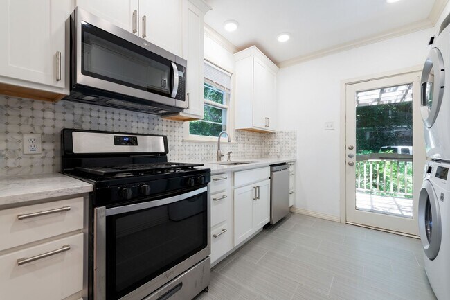 Building Photo - 3213 Hampton Rd