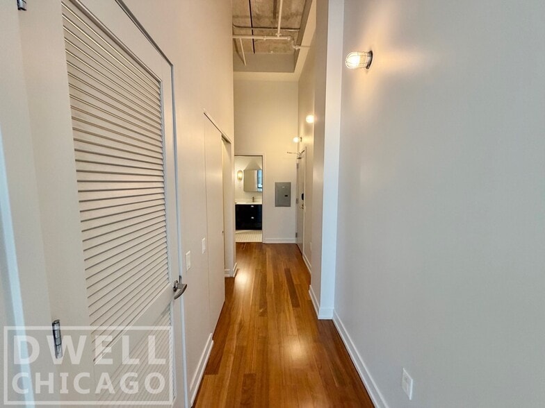 Building Photo - 700 N La Salle Dr