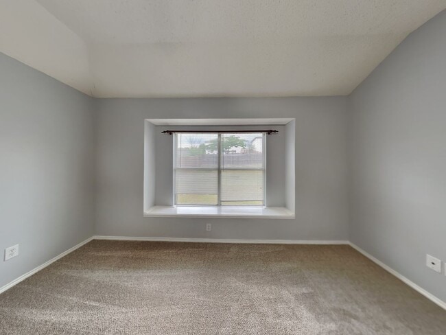Building Photo - Spacious 3-Bedroom Home with Fireplace & Easy Access to Downtown Fort Worth