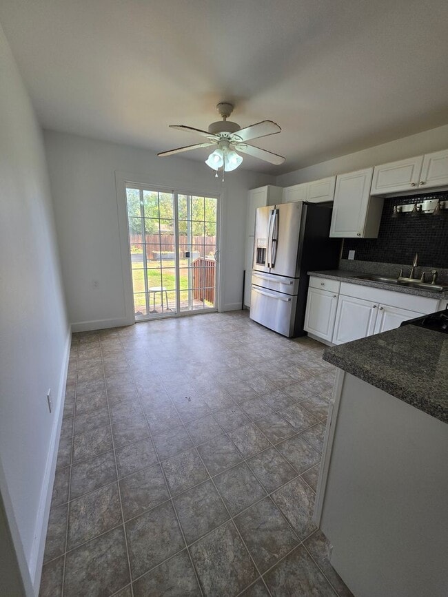 Building Photo - 3 BED/1 BATH LOCATED IN REDDING, CA