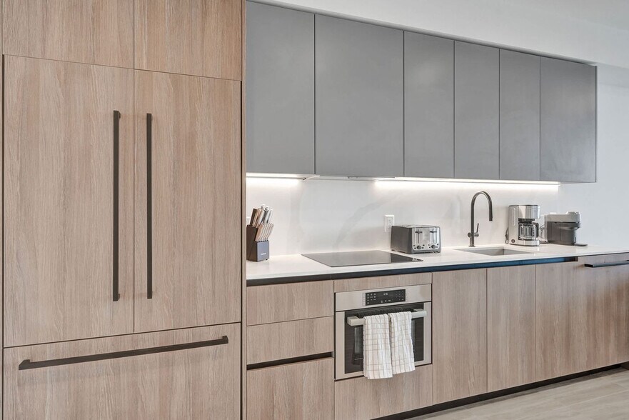 Building Photo - 580 72nd St