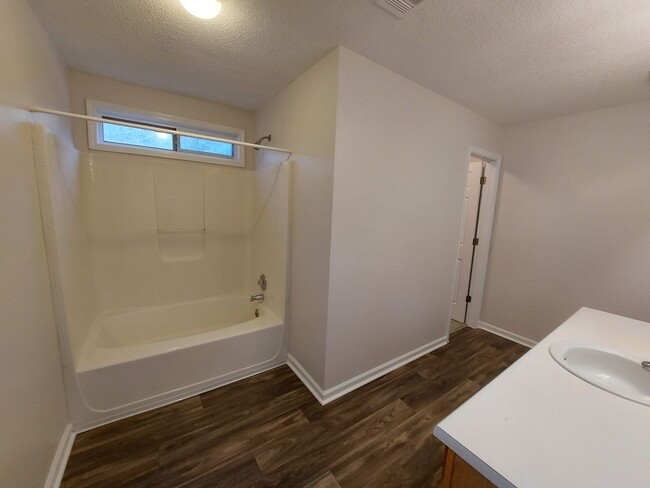 Building Photo - Spacious Home in Quiet Neighborhood