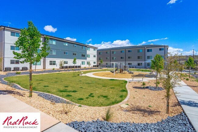 Building Photo - Inviting 2 Bedroom End Unit Condo - Pet Friendly!