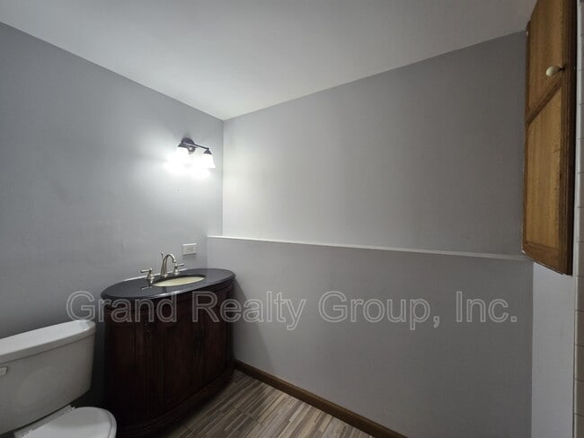 Building Photo - 307 N Rosedale Ct