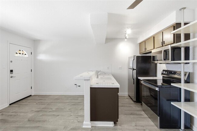 Building Photo - 2302 East Side Dr