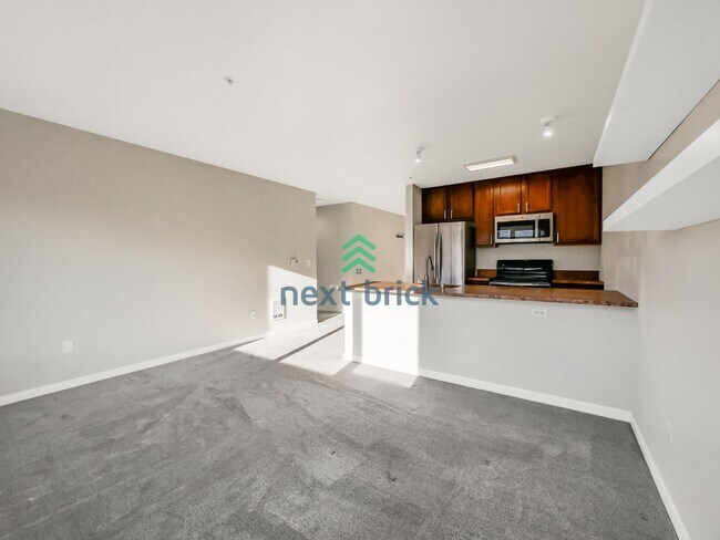 Building Photo - Luxury 1 Bed, 1 Bath Downtown Seattle Condo with City & Water Views