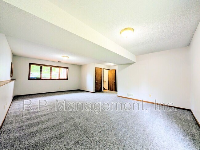 Building Photo - 940 Jefferson Ln
