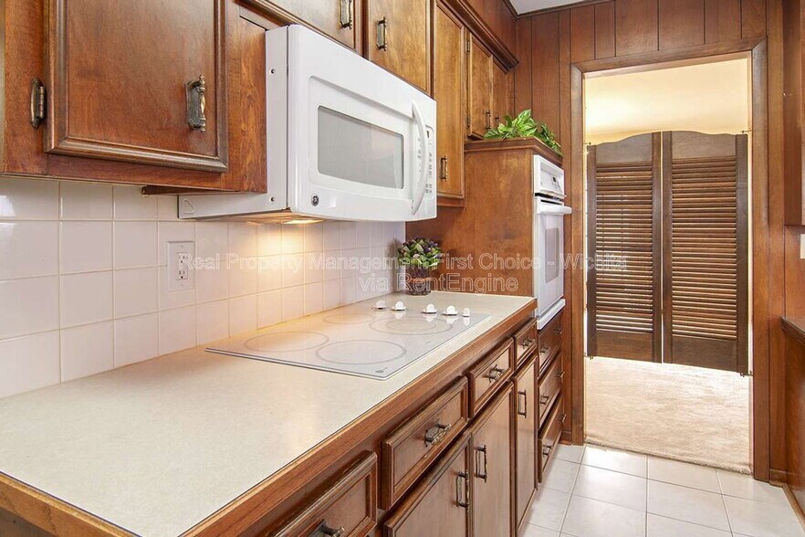 Building Photo - 244 Live Oak Ln