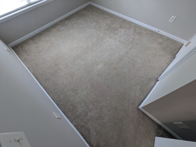 Building Photo - Room in Townhome on Derryrush Ave