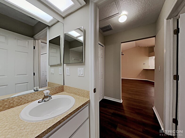 Building Photo - 3233 Ambassador Ave