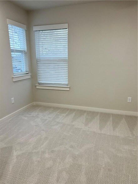 Building Photo - 550 Cosmos St