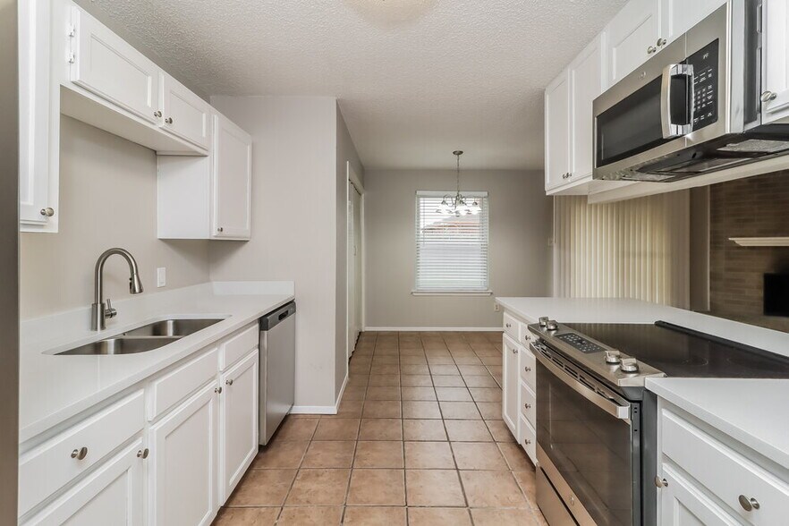 Building Photo - 6200 Kary Lynn Dr S