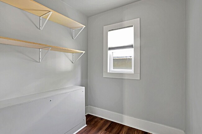 Building Photo - 4 bedroom 3 bath Springfield home