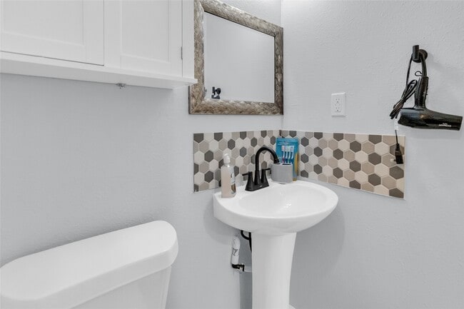 Building Photo - 5815 Schevers St