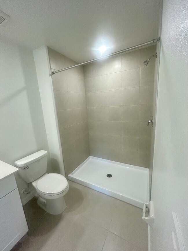 Building Photo - Stylish Townhome in the Heart of Ruskin – ...