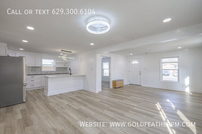 Building Photo - 1707 17th Ave N