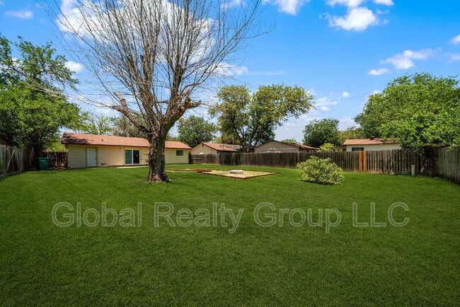 Building Photo - 517 Oak Dr