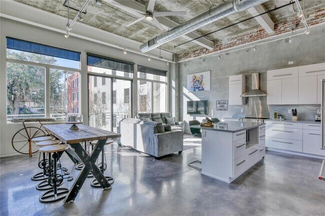 Building Photo - 302 SE Broadway St