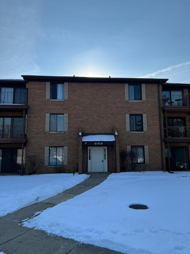 Building Photo - 669 Briar Hill Ln